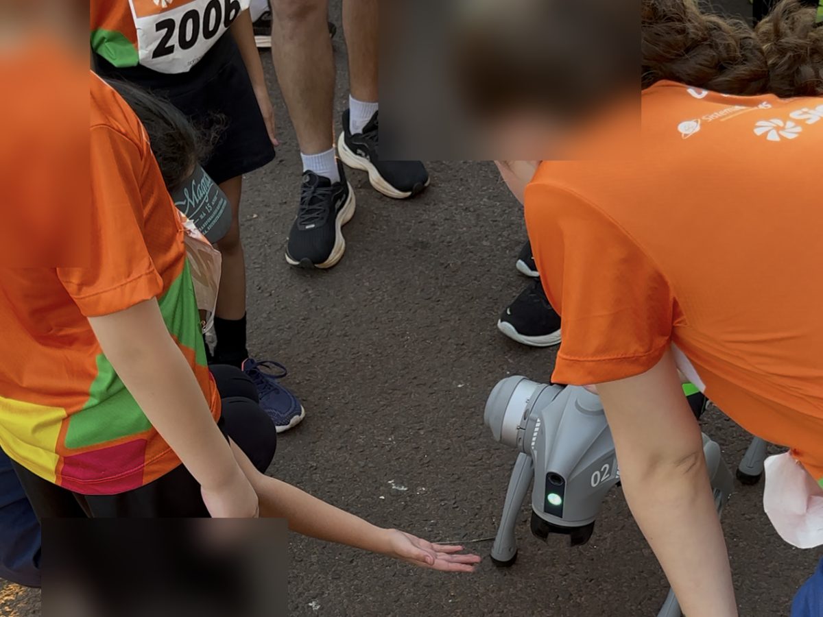 Crianças cumprimentando o Hex durante um evento de corrida