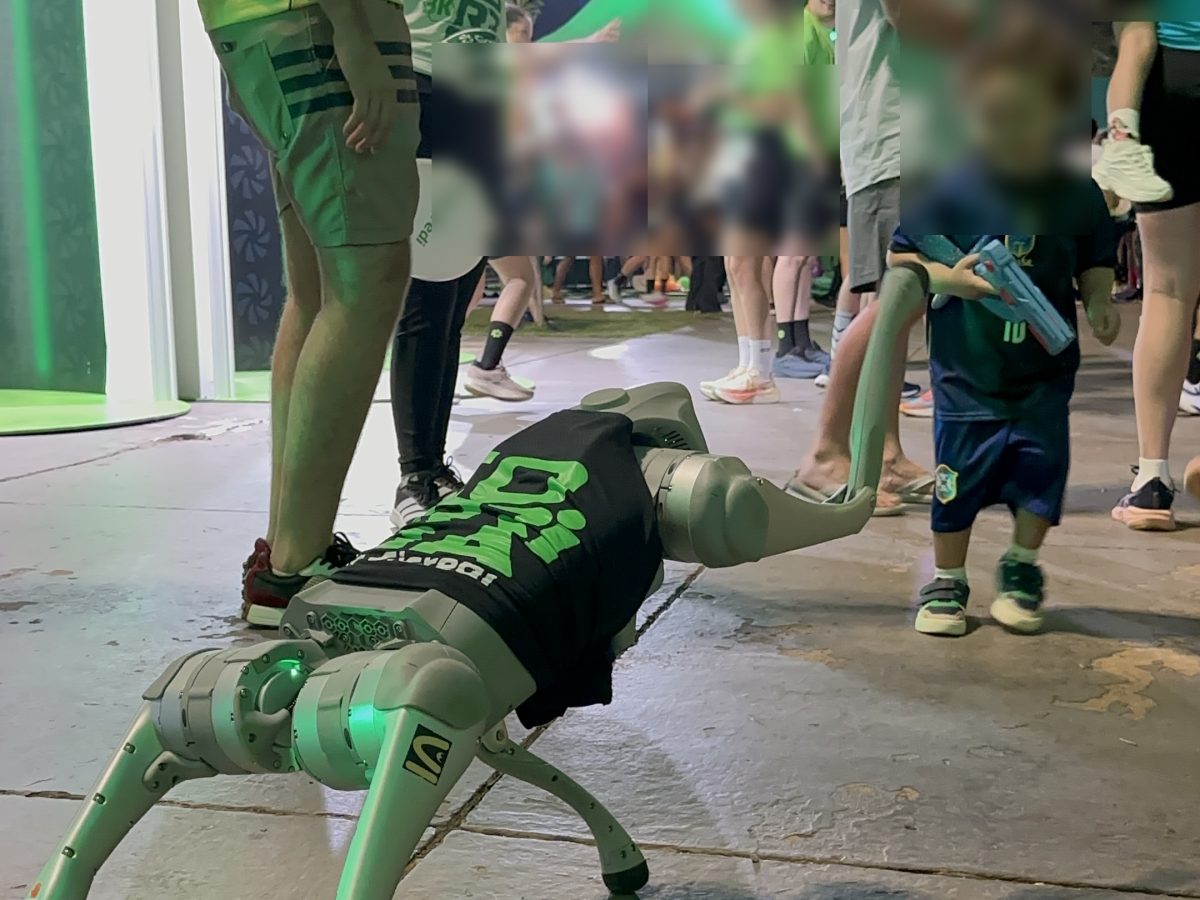 O Hex caminhando entre o público em um evento noturno